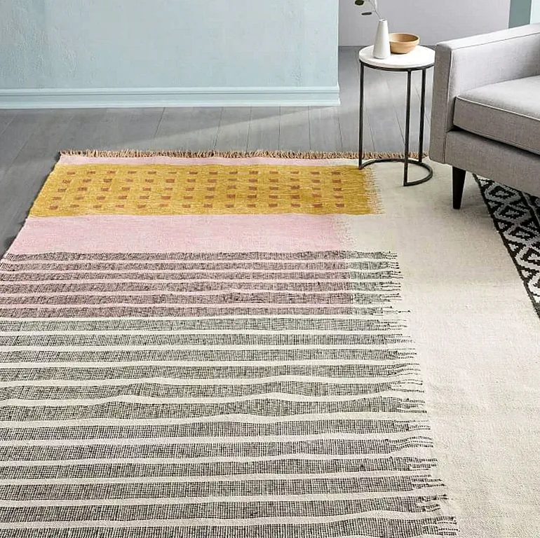 Boho или casual, этот смешанный коврик Ikat придает цвет и стиль гостиной. Изображение: West Elm Boho или casual, этот смешанный коврик Ikat придает цвет и стиль гостиной. Изображение: West Elm