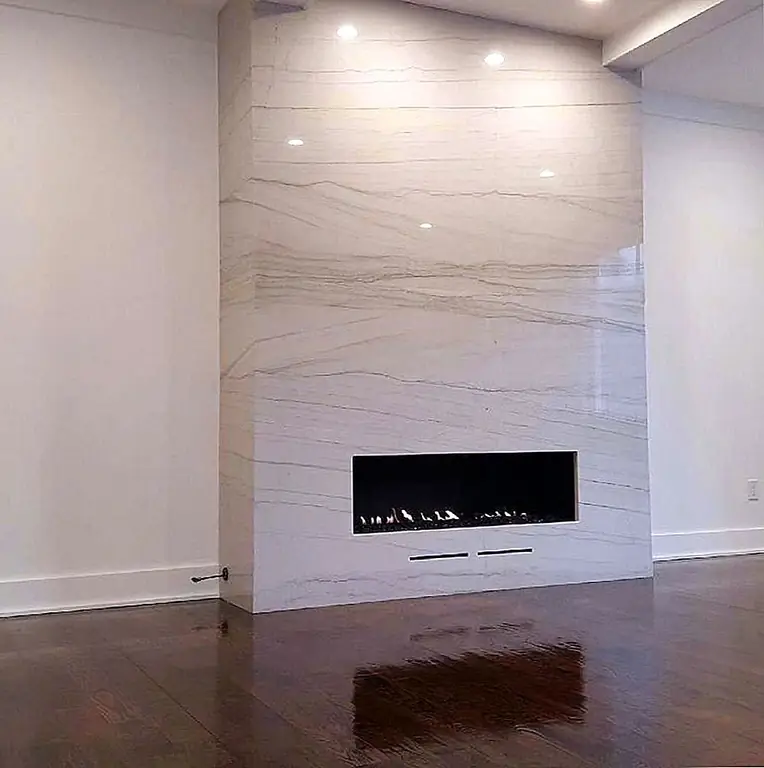 Гладкие мраморные камины улучшают современные пространства. Изображение: Flue Tech