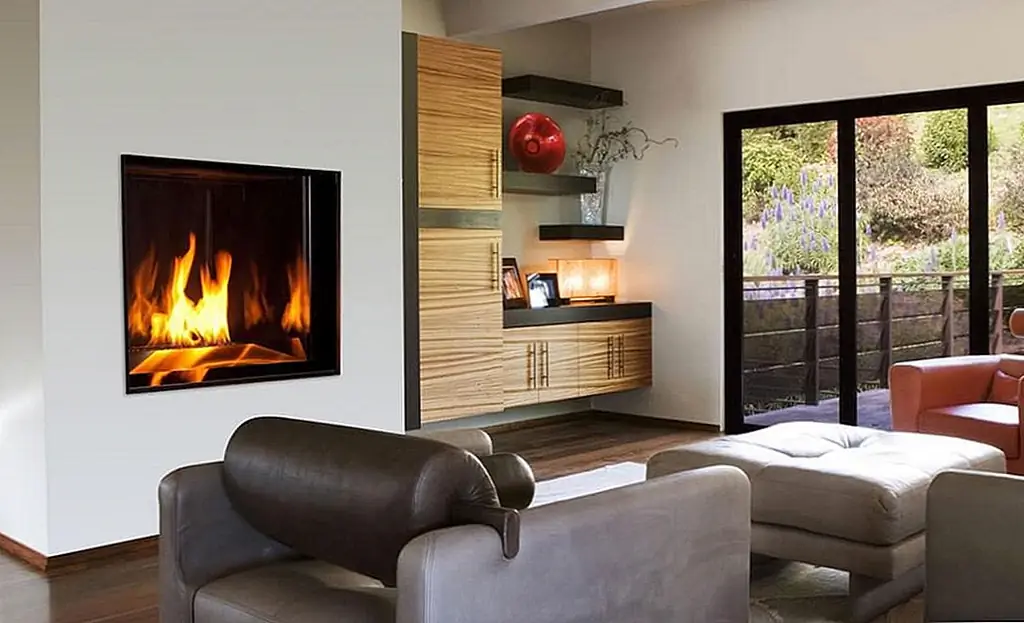 Иногда металлический камин можно установить в стену, чтобы создать только намек на обрамление. Изображение: Каминные двери онлайн