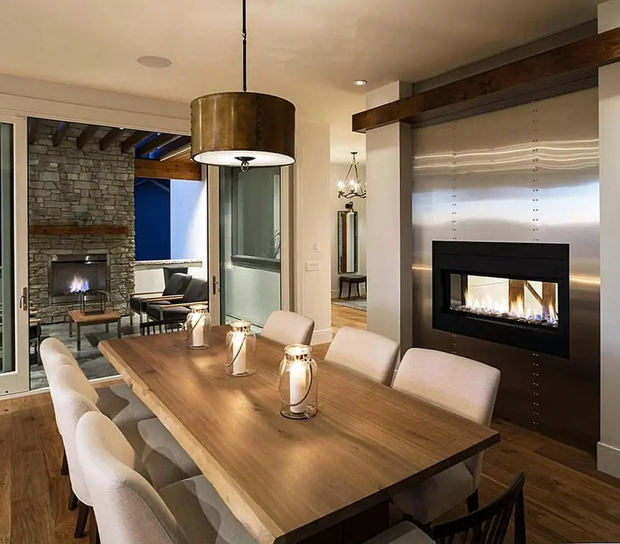 Полностью стены металлический камин добавляет гладкость в комнату. Изображение: Best Home