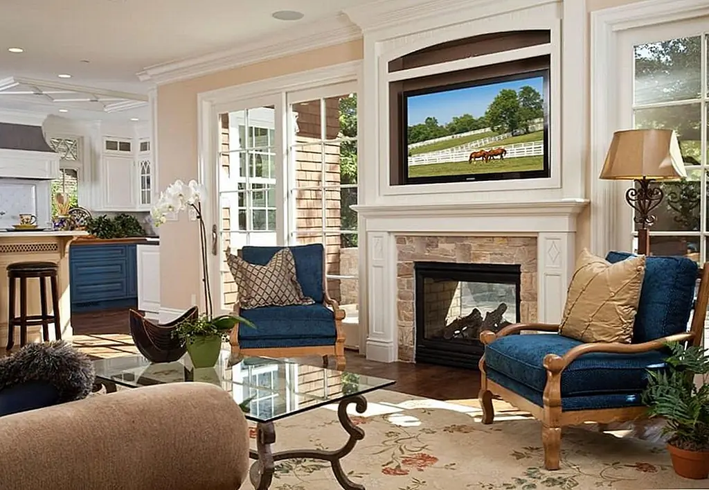 Текстурированный камень - замечательный акцент между самим деревом и камином. Фотография