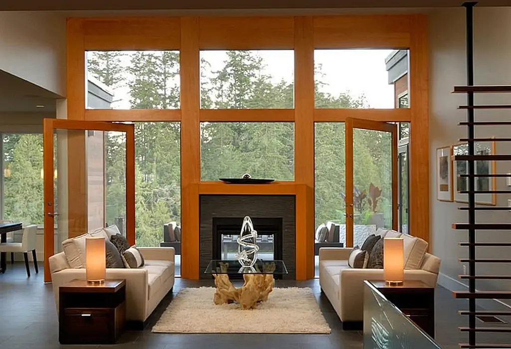 Контраст темно-серой каменной текстуры и теплого деревянного дизайна создает интересную геометрию в этом пространстве. Изображение: Christopher Developments