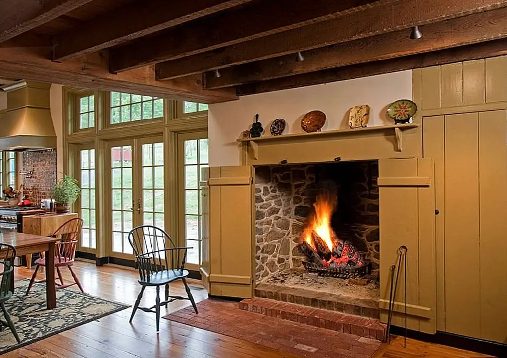 Смешайте и совместите стили, используя деревенский камень на внутренней стороне камина и гладкую древесину снаружи. Изображение: G.L. Gallow Building and Remodeling