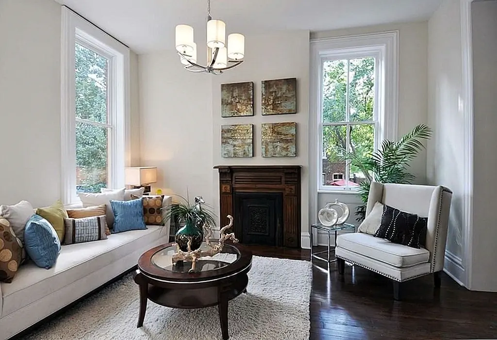 Темная деревянная камин добавляет контраст к светлой цветовой гамме. Изображение: Grand Home Solutions