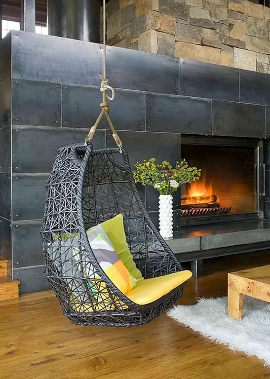 Хотя технически смешанный материал, этот подавляющий металлический камин дает промышленный вид пространства. Изображение: Studio80