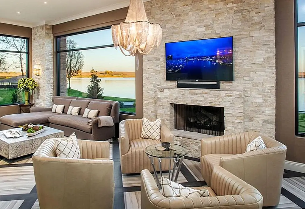 Светлый камень хорошо работает в переходных пространствах. Изображение: Arjay Builders