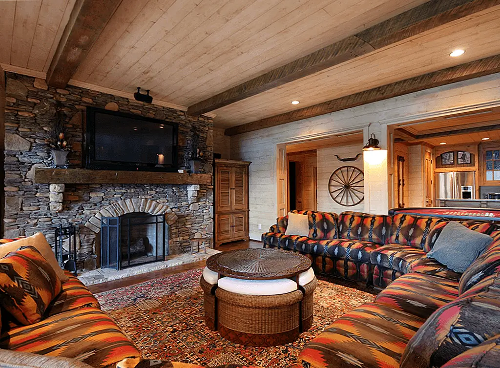 Камень по-разному подогрет в деревенском или загородном пространстве. Изображение: Timberlake Custom Homes