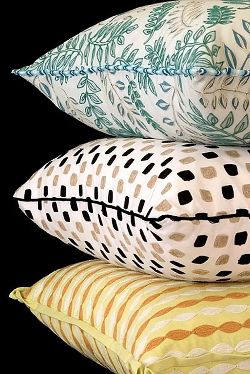 Камилла Дэвид Текстиль Нандини в порошковой синеве, шагающих камнях в дыму и садах Гардения в Маргарите (сверху вниз)