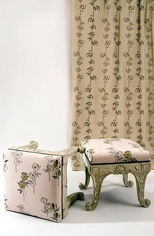 Камилла Дэвид Текстиль Драпировка: Роза Треллис в шампанском; Табуреты: Тесора в золоте