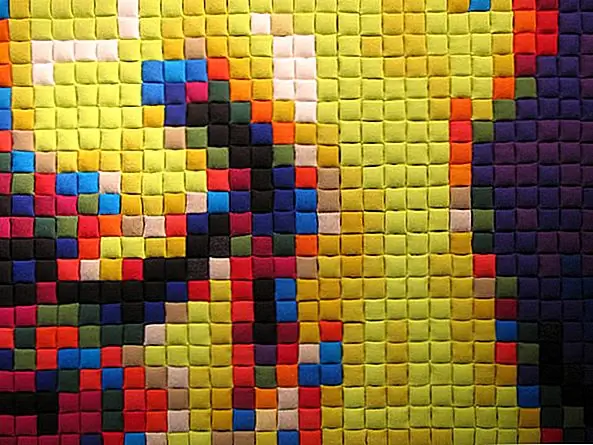 Каждый портрет создается с использованием 60 × 60 пикселей, каждый пиксель представляет собой небольшую мягкую пенопластовую деталь размером 5 × × 5 × см на основе МДФ. Все части были дополнены заключенными Датской государственной тюрьмы Vridsløselille. Если бы этот проект вызвал у вас любопытство, мы приглашаем вас посмотреть фильм ниже, чтобы посмотреть, как были выполнены портреты. Для нас процесс выглядит веселым и веселым, как и выражения лица двух изображенных персонажей.