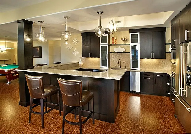 Корк добавляет теплую атмосферу в этот подвальный бар. Источник изображения: CW Byrne