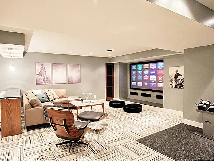 Эти яркие, современные ковровые плитки завершают комнату подвального театра до совершенства. Источник изображения: Мэдисон Тейлор