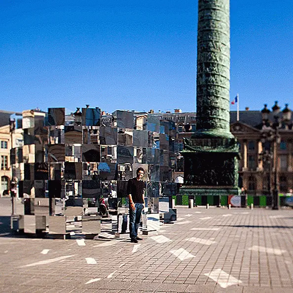 Кубические зеркала, играющие с восприятием в Париже: установка «Кольцо» Арно Лапьер