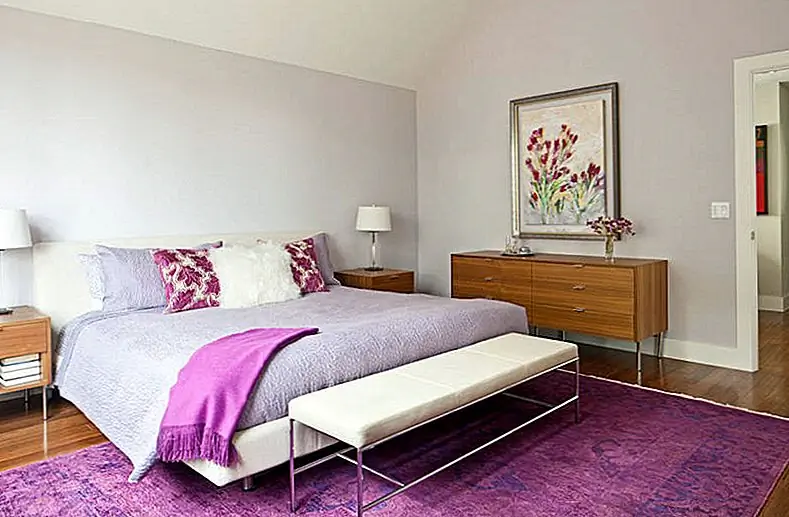 Добавьте немного специи в свою прохладную современную спальню середины века с акцентами из сливы и вина. Изображение: Blink.Is Design
