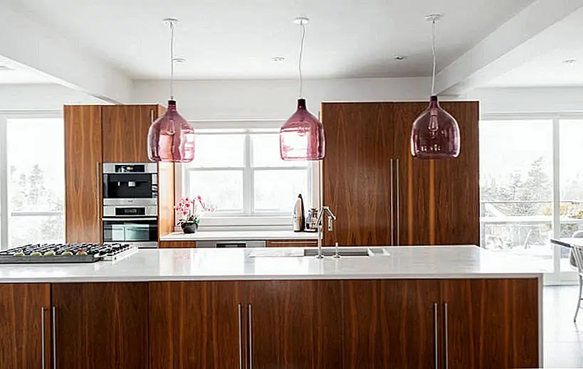 Красиво классическая современная современная кухня середины века имеет крутой характер со сливовыми стеклянными подвесками. Изображение: Бекки и Крис