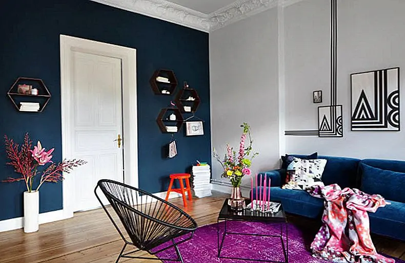 Яркий коврик из ягодной сливы добавляет жизнь этой современной гостиной индиго. Изображение: Callwey