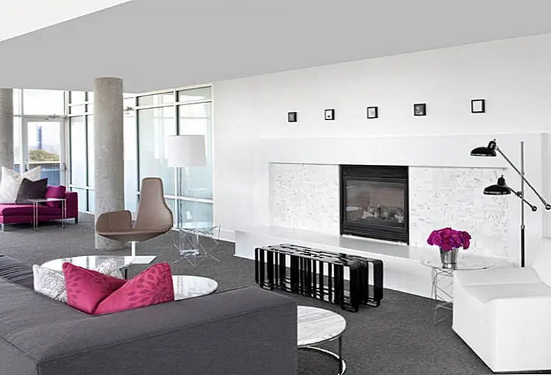 Вам не нужно добавлять много цвета, чтобы оказать большое влияние. Как и в этой гостиной, достаточно бросить подушки, цветы и шезлонг с акцентом. Изображение: Lofts MidCity