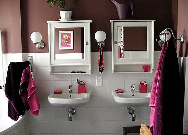 Фарфор, плитка и стальные светильники придают ванной ощущение холода. Почему бы не добавить немного тепла и близости к пространству с богатыми винами и яркими ягодными акцентами? Изображение: Agata Winer