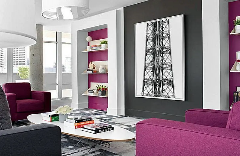 Богатый, ягодный оттенок обои или цвет краски в качестве фона в книжном шкафу - хороший способ добавить панели цвета в пространство. Изображение: Lofts MidCity