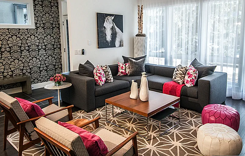Домашние акценты, такие как узорчатые броские подушки и брошенные одеяла, могут быть заменены по мере изменения сезонов, в то время как основные части инвестиций остаются нейтральными. Изображение: Alykhan Velji Designs
