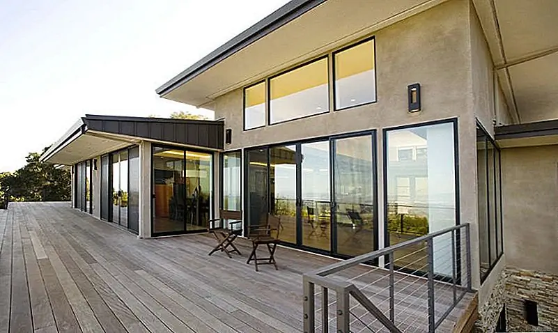 Хранение водосточных желобов от листьев и мусора защищает внешний вид вашего дома от повреждения водой. Изображение: Mark English Architects