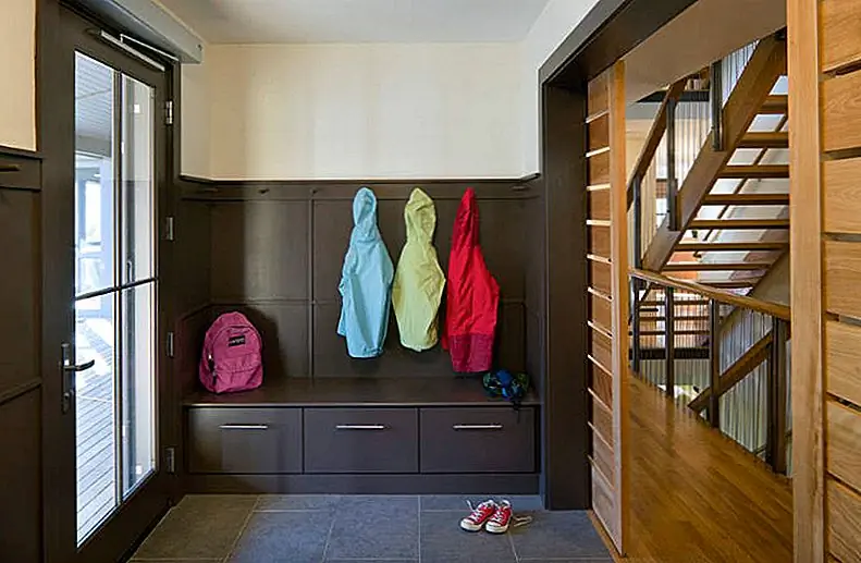 Назначьте небольшую область рядом с вашей дверью для куртки, сапоги и другую экипировку. Изображение: LDa Architecture