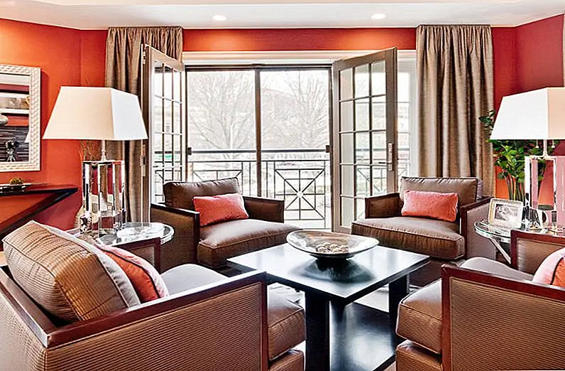 Теплый, осенний апельсин, в сочетании с земными тонами, такими как коричневые, загар и мокко, добавляют аромат осени в гостиную. Изображение: Окно работает