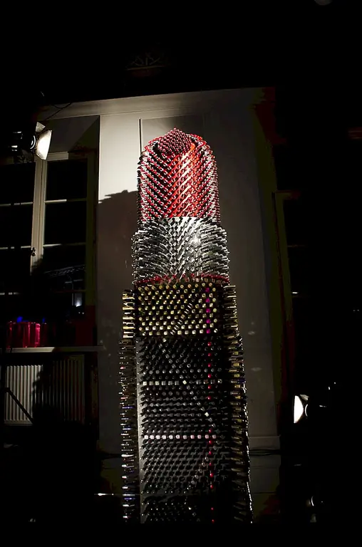 Женская дань переработке: гигантская помада от Agne Kisonaite [видео]