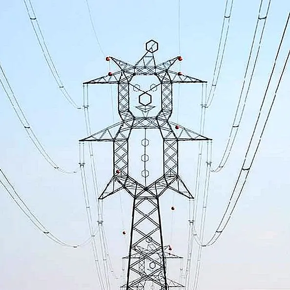 Дружелюбное электричество: высоковольтная башня в Венгрии, буквально повернутая клоуном