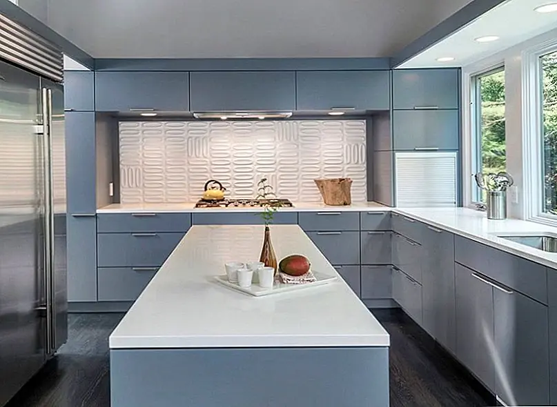 Секрет этой незагроможденной кухни - это все скрытое хранилище, показанное ниже.