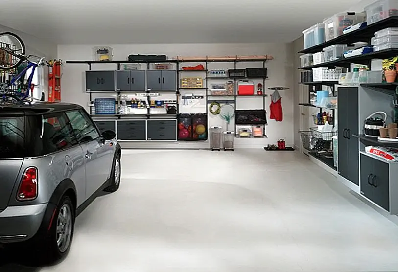 Используйте большую часть стен в своем гараже, чтобы освободить место для вашего автомобиля. Изображение: Инновации в шкафу