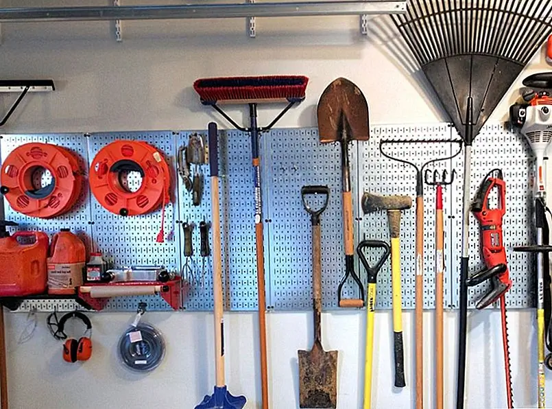 Стена из плетеной стенки может быть модульной. Используйте столько панелей, сколько вам нужно, чтобы повесить инструменты и садовые принадлежности. Изображение: Стена потока