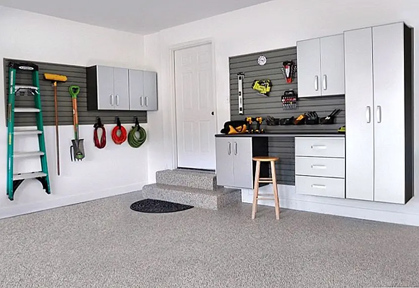 Инвестируйте в систему шкафа гаража, чтобы найти место для всего. Шкафы с дверьми не дают пылью и грязным предметам, создавая чистый и гладкий вид. Изображение: Стена потока