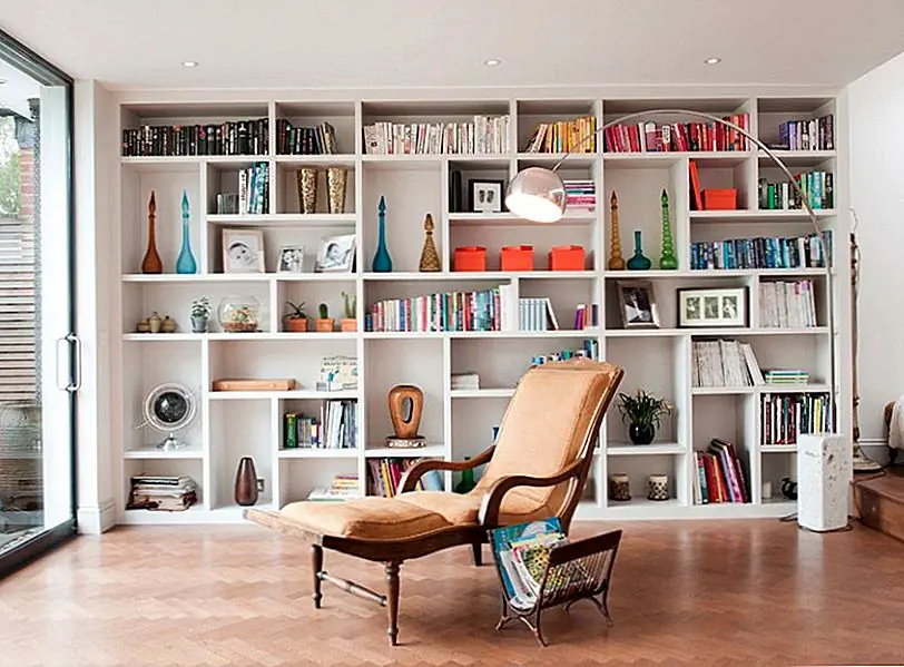 Быстрый способ успешно переделать ваши загроможденные книжные полки - это организовать предметы по цвету. На каждые три полки или кубики, которые вы заполняете, обязательно отобразите один элемент в следующем. Изображение: Дэвид Дженсен