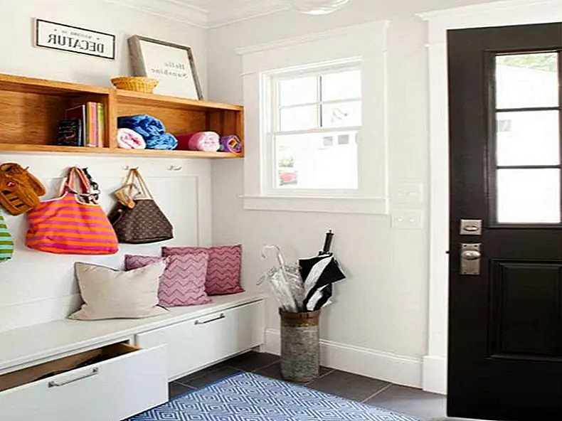 Домовладельцы добавили встроенные модули, чтобы максимизировать и объявлять их зону входа. Изображение: Terracotta Design Build