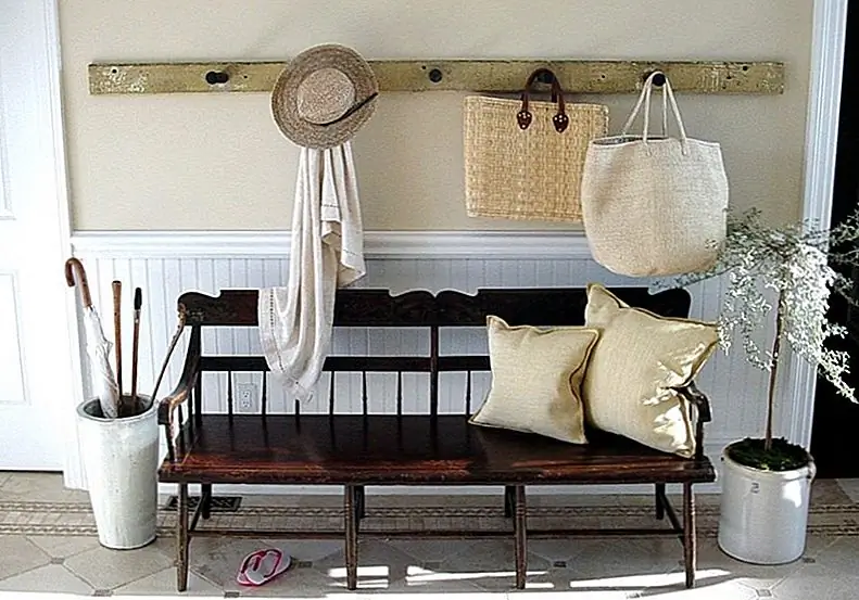 Скамья для подготовки и некоторые крючки - простой способ организовать запись. Добавьте большую рыночную корзину или две, как показано, чтобы скрыть мелкие предметы, такие как шарфы, зарядные устройства или обувь, которые вы хотите сохранить. Изображение: Scott Sanders