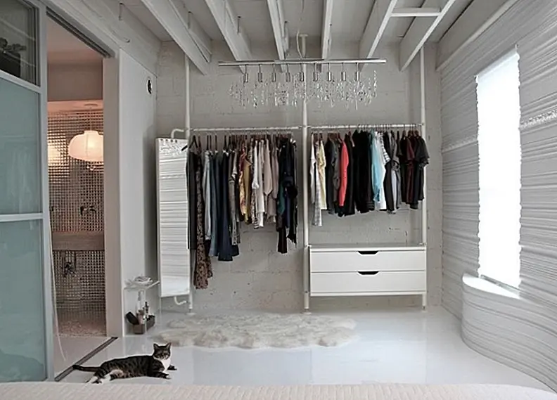 Одно решение для беспорядочного шкафа состоит в том, чтобы только повесить или отобразить одежду текущего сезона и сохранить другие сезоны в коробках, пока это не понадобится. Изображение: Wokai Design