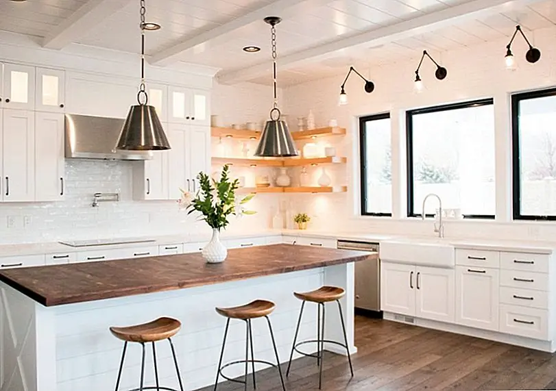 Минималистский дом шикарный. Все предметы имеют место в шкафах или полках для открытого, экспансивного ощущения. Изображение: Cadence Homes