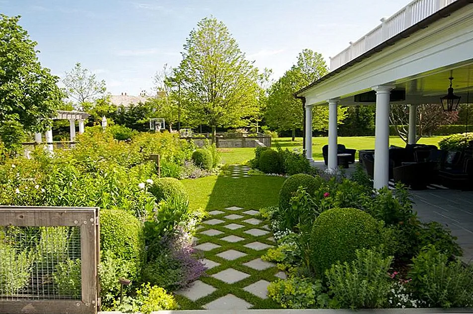 Роботизированные косилки - это беспроблемное решение для автоматизации работы с газонами. Изображение: Ландшафтная архитектура Лир и Махони