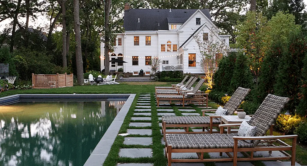 Лужайка может превратить коричневую траву в пышный оазис. Изображение: Milieu Ландшафтный дизайн