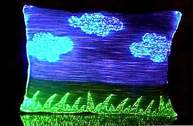 Все эти продукты питаются от батареек низкого напряжения (3 В или 4,5 В), поэтому нет абсолютно никакого риска электрического удара. В любое время вы можете использовать кнопку включения / выключения, которая позволяет вам контролировать, когда вы хотите, чтобы светящаяся ткань была освещена. Волоконно-оптическая ткань не нагревается, когда она освещена. До сих пор я уверен, что вам интересно, как вы их очистите. Ткань из волоконной оптики можно осторожно вымыть вручную. Батареи должны быть обязательно удалены до стирка. Ткань из волоконной оптики нельзя мыть в стиральной машине, складывать (прессовать) или сушить. - Вы можете увидеть больше и, возможно, купить что-то отсюда.