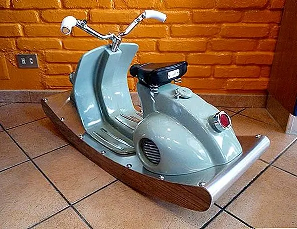 Старый Vespa Scooter превратился в детскую качающуюся лошадь