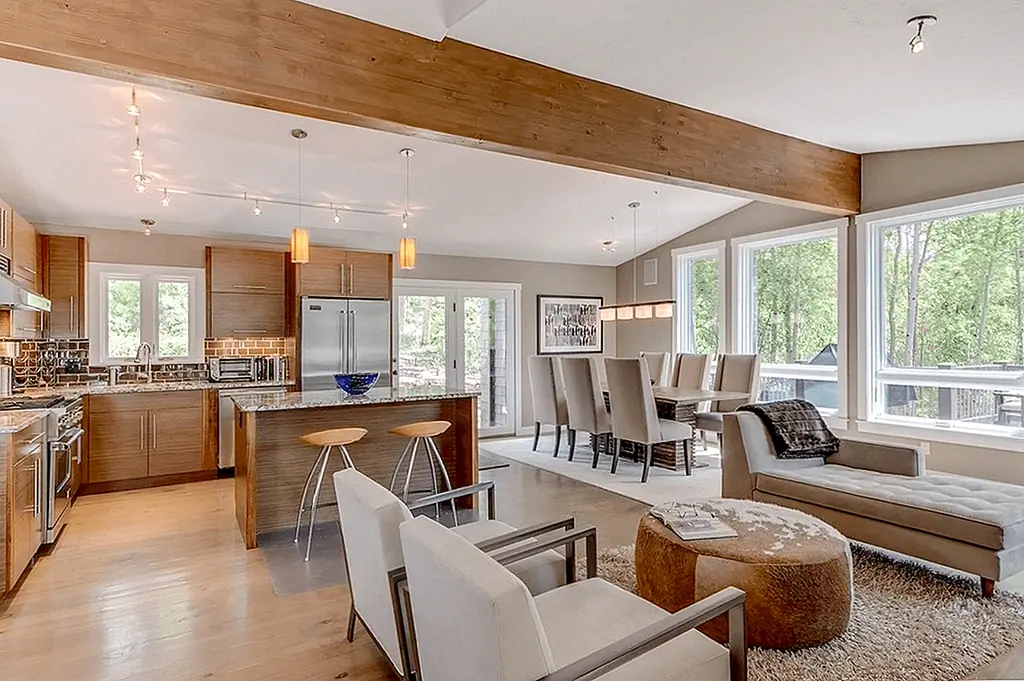 План открытого этажа обеспечивает максимальный свет в пространстве. Источник изображения: Markel Design Group