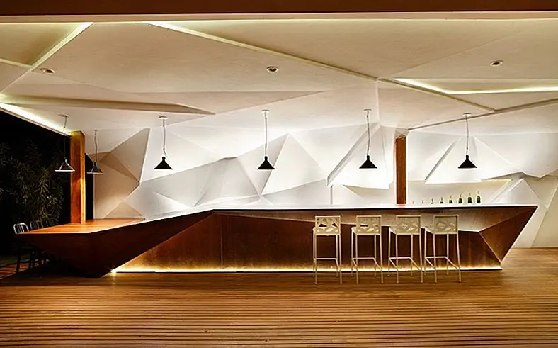 Скульптурная стена в баре Nosotros Рисунок Внимание к бармену