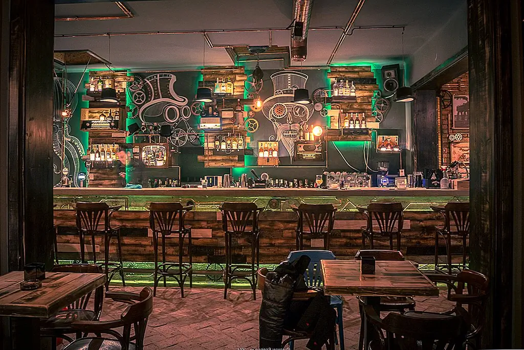 Огни, декор, предметы, собранные с осторожностью, игривость, охватывающая пространство, элегантность латуни и меди, установки и изобилие деталей, которые привлекают внимание, все эти ингредиенты создают идеальное «укрытие», чтобы пообщаться с вашим друзей в вдохновляющей обстановке.