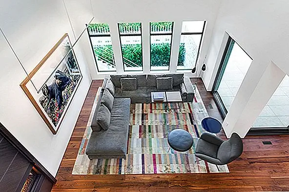 Стильный особняк в Канаде, украшенный удивительной черной лестницей