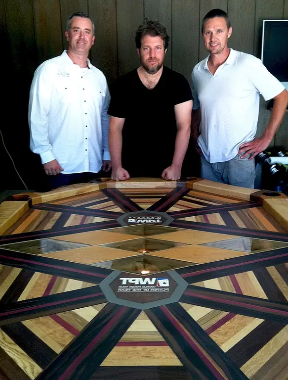 (слева направо): Аксель Иберг, игрок года Мэтт Сальсберг и бизнес-партнер Акселя Мэтт Гай.