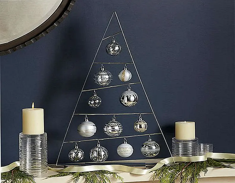 Мини-дерево для ящика и барреля за 45 долларов поставляется с 10 украшениями и может сидеть на каминной мантии или столе.