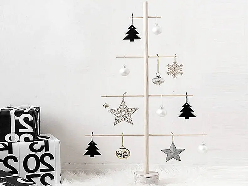 Дерево DIY, выполненное из деревянных дюбелей, может быть украшено маленькими рождественскими украшениями и использоваться как ювелирное дерево, как только праздники закончатся. Изображение: Homeyohmy