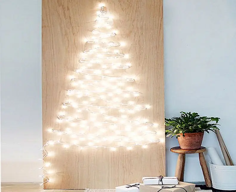 Рождественская елка DIY может быть создана с длинной стеной светодиодных световых огней, выполненных в форме новогодней елки. Изображение: пара и запас